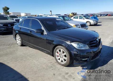 2014 Mercedes-Benz C 250 z USA, uszkodzony, nr VIN WDDGF4HB5ER303620